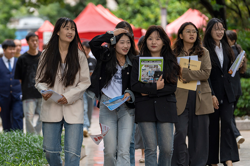 学生赶赴招聘会现场。乐动体育登录,乐动体育平台供图